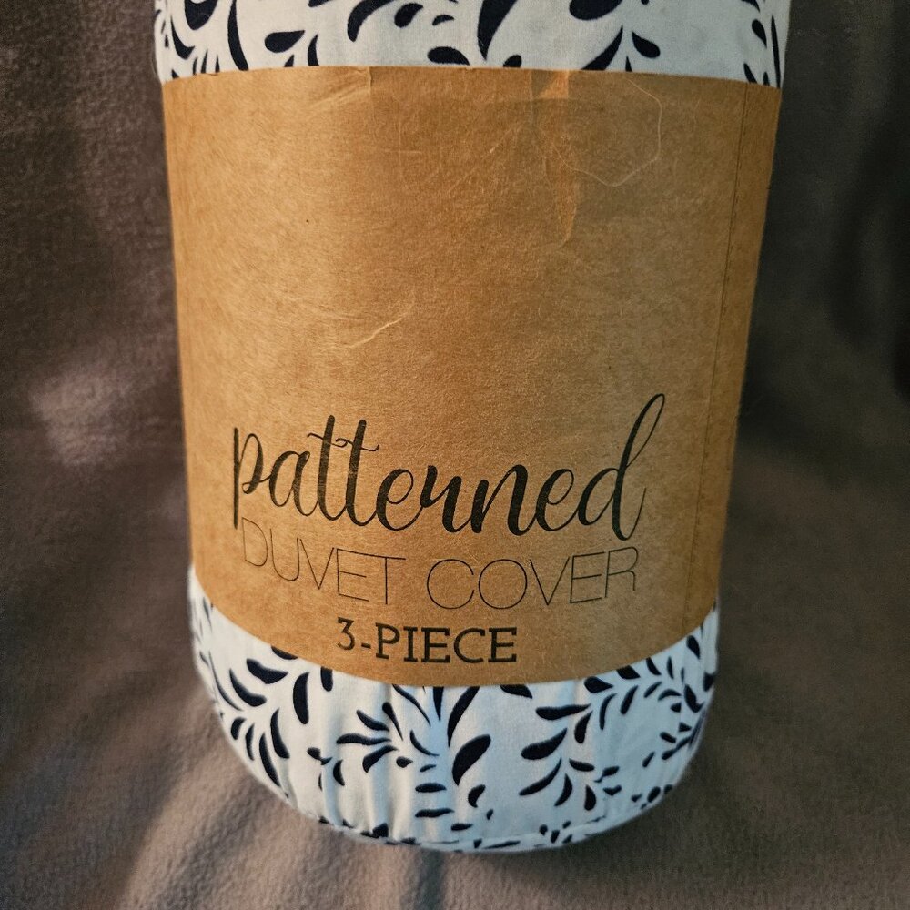 King Duvet Set with 2 Pillow Shams.  White with Navy print.